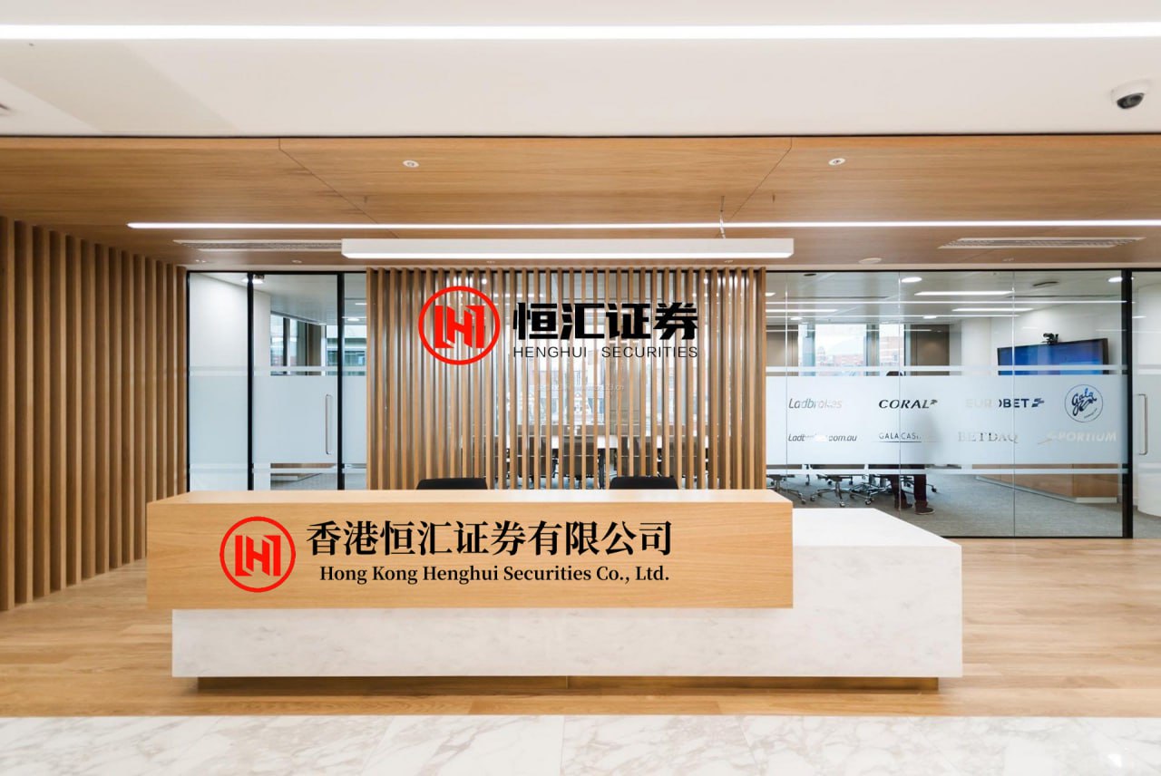 河源华锋 奉劝各位不要跑步！昨天下午跑完步还活蹦乱跳，晚上看电视时突然心绞痛，差点打120……医生一句话让我后背发凉：运动真的不能大汗淋漓，尤其是40岁以后！今天上午跑了5公里，出了一身透汗，当时只觉得痛快，一点事儿没有。吃了晚饭，舒舒服服往沙发上一躺，电视刚开，胸口突然像被人攥住一样—...